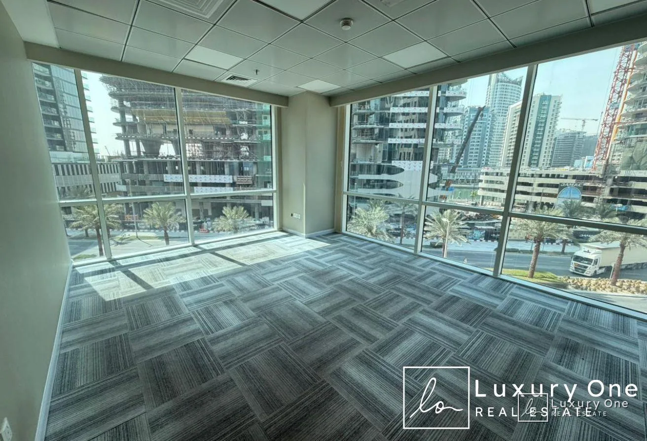 Combined Corner | 9 Parkings | Agent on Site |