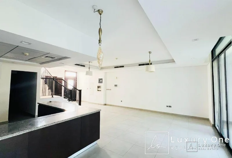 Prime Location | Vacant | Private Garden photo 3