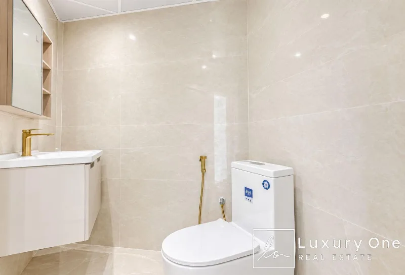 Prime Location | Upgraded | Vacant photo 7